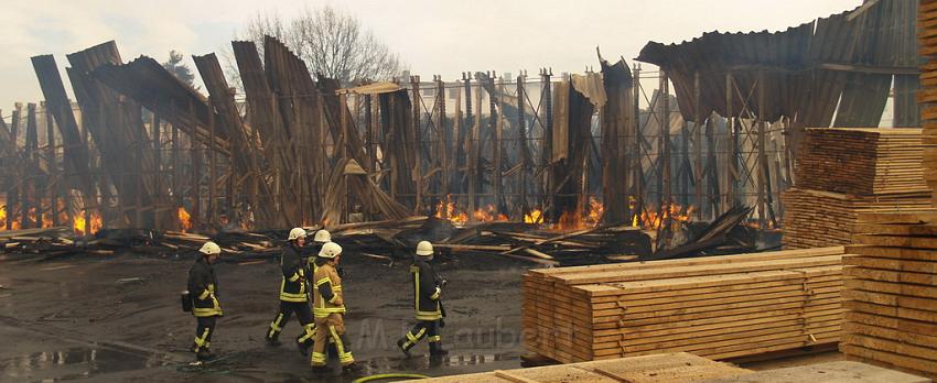 Grossbrand Holzlager Siegburg Industriestr P234.JPG